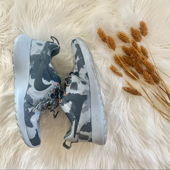 NIKE ROSHE RUN BLUE CAMO PRINT SIZE 5 - Picture 2 of 6